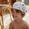 Jeune garçon portant la casquette Jeune garçon portant la casquette