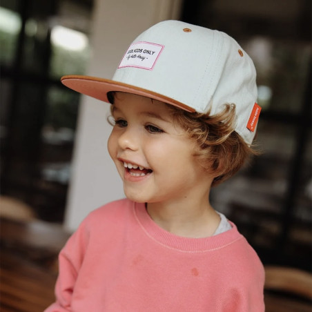 enfant portant la casquette enfant portant la casquette