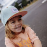 enfant portant la casquette enfant portant la casquette