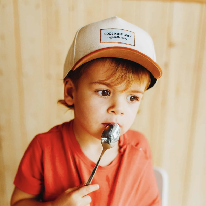 Petit garçon portant la casquette
