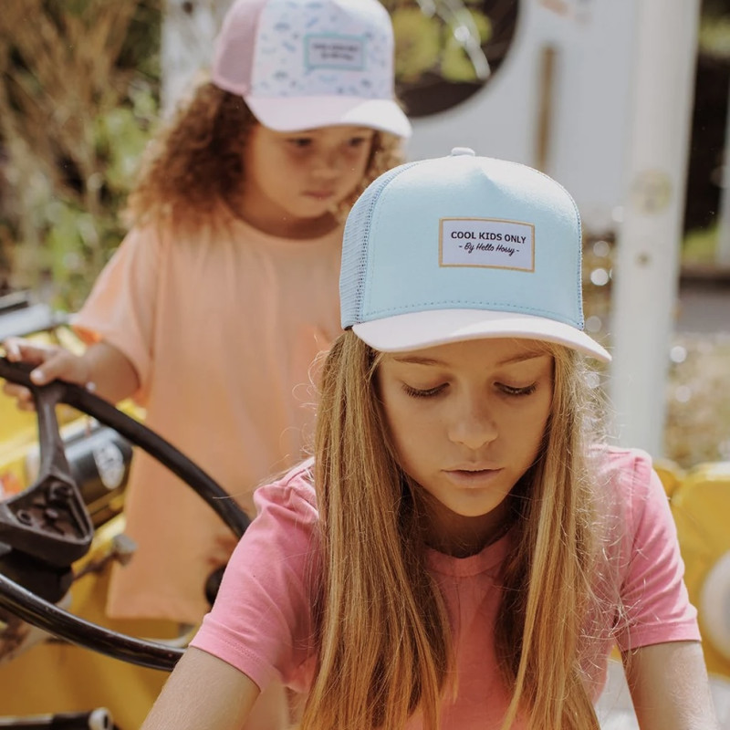 Jeune fille portant la casquette