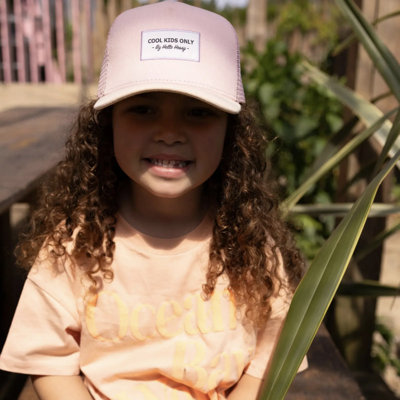 Fillette portant la casquette