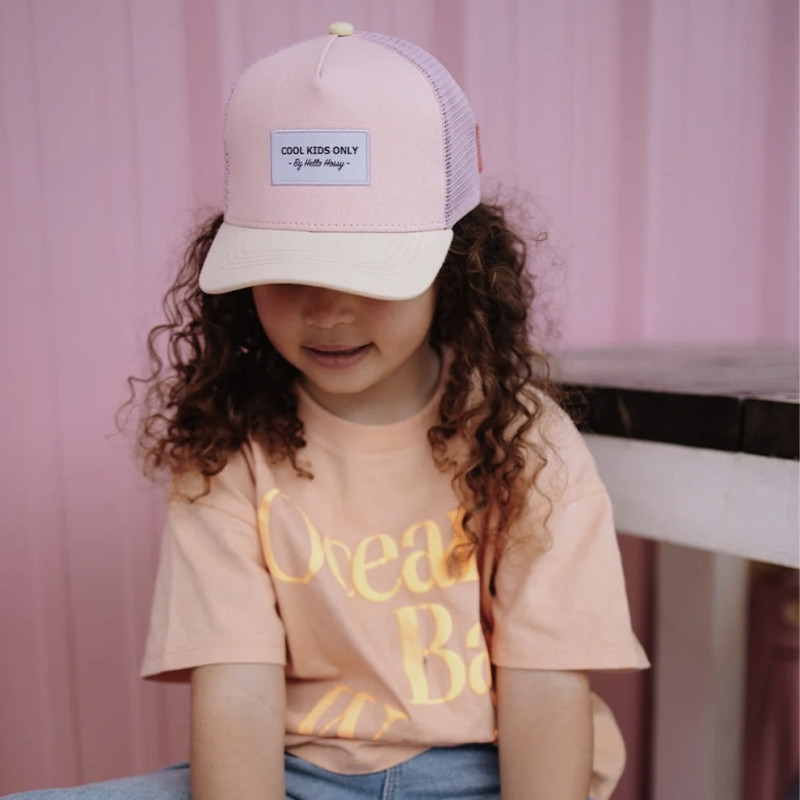 Fillette portant la casquette