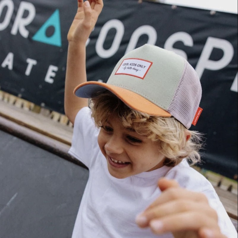 Jeune garçon portant la casquette