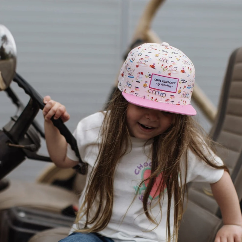 Petite fille portant la casquette