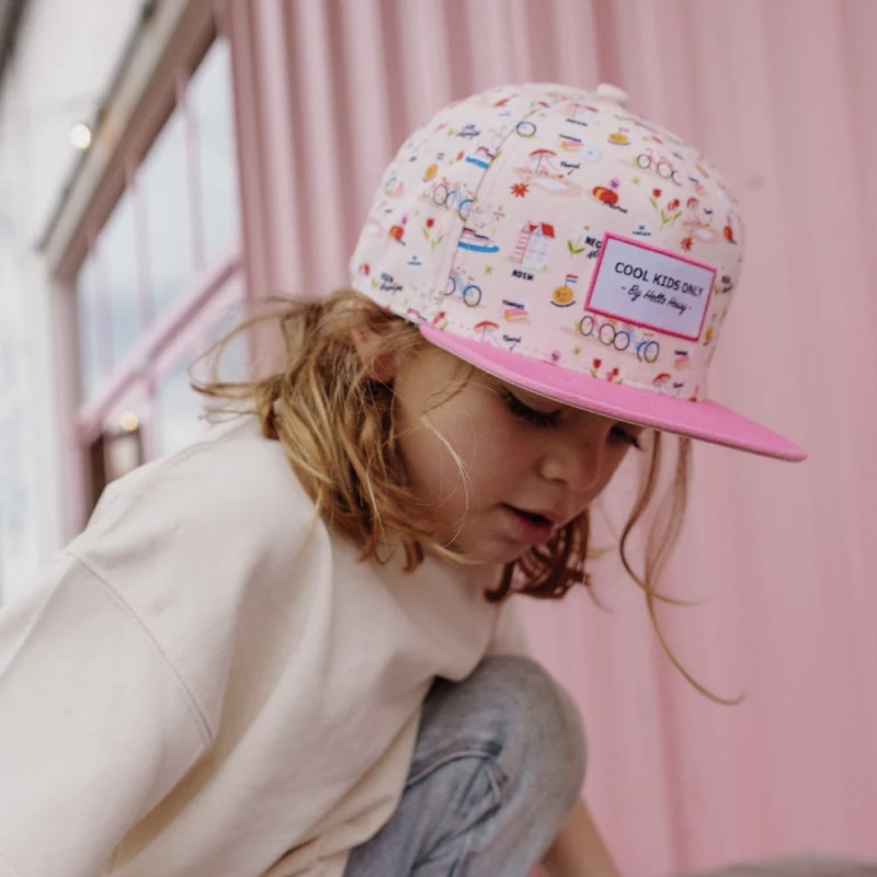 Jeune fille portant la casquette