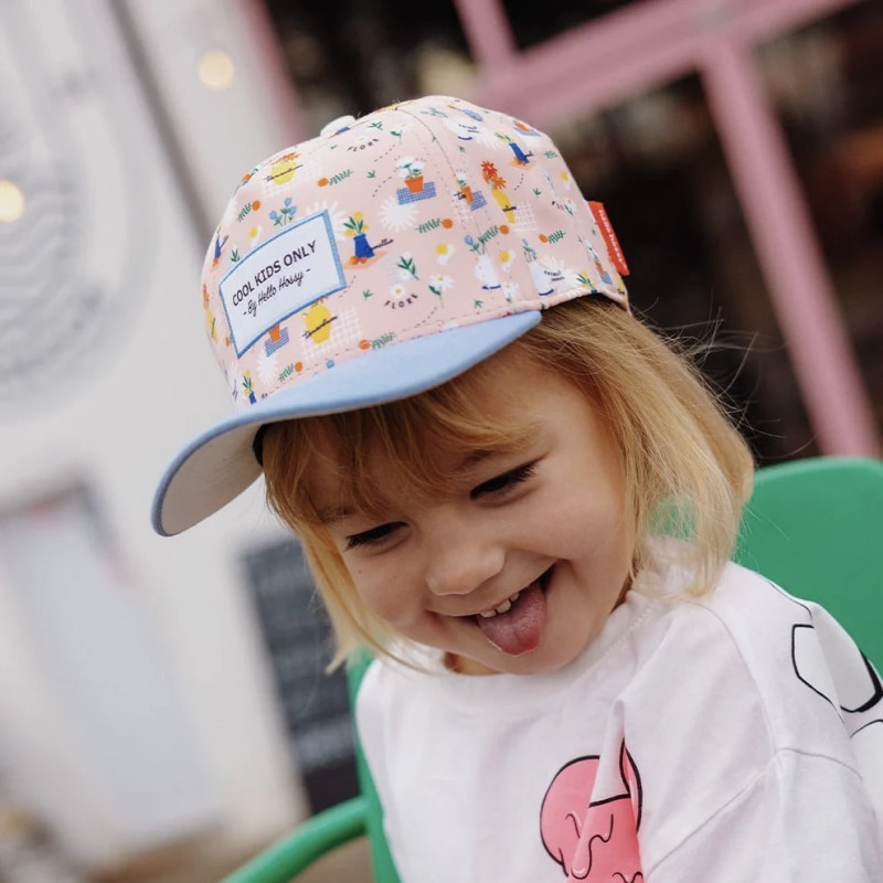 Petite fille portant la casquette