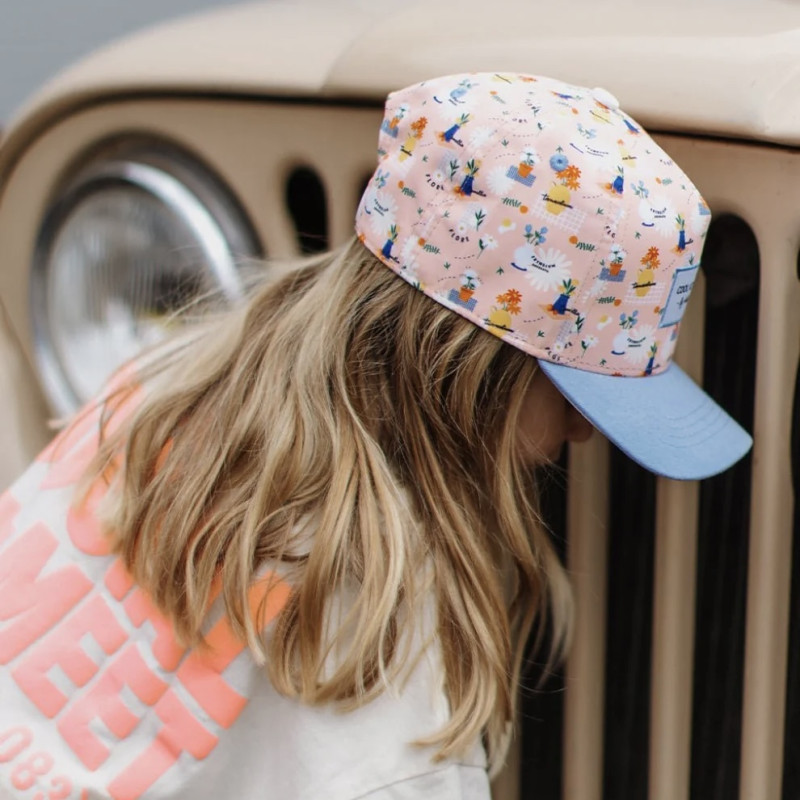 Jeune fille portant la casquette