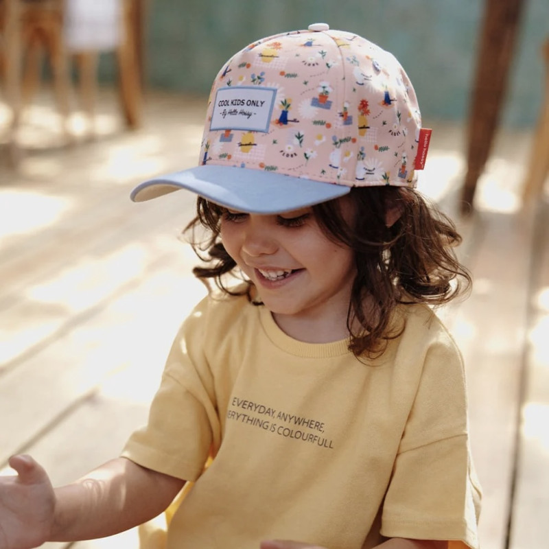 Petite fille portant la casquette
