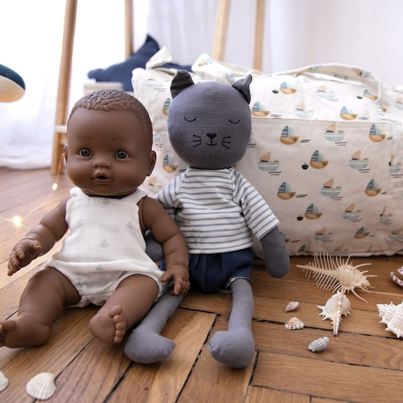 mise en situation du chat à côté d'un bébé baigneur