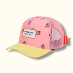 Casquette rose à motif de pomme croquée rose, visière jaune, attache blanche