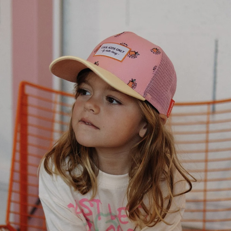 Petite fille portant la casquette