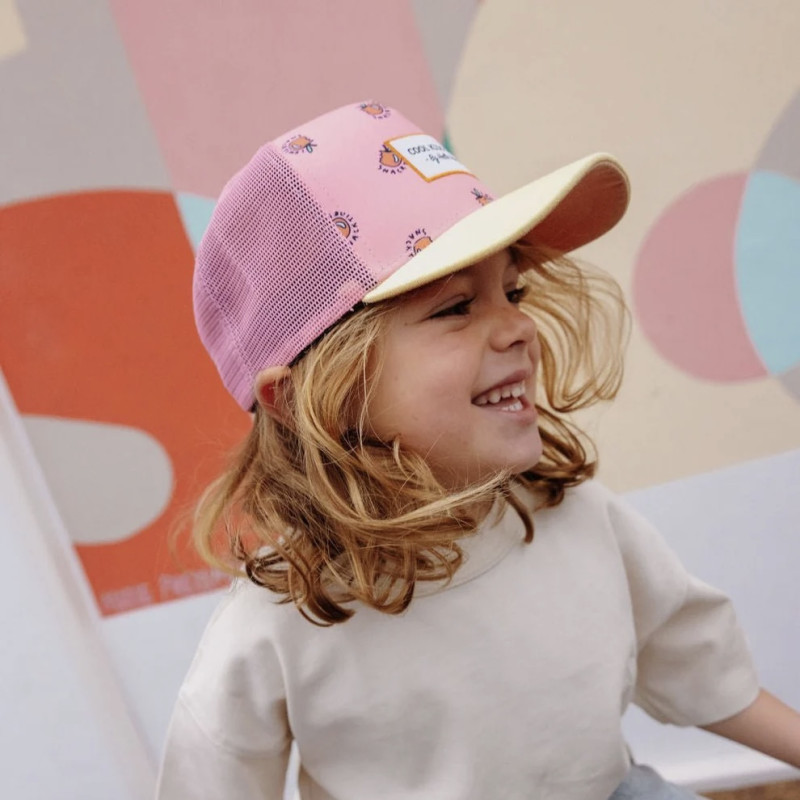 Petite fille portant la casquette