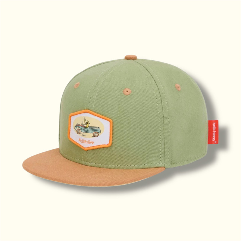 Casquette verte avec patch voiture, visière jaune/orange et attache blanche