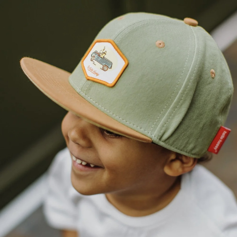 Petit garçon portant la casquette