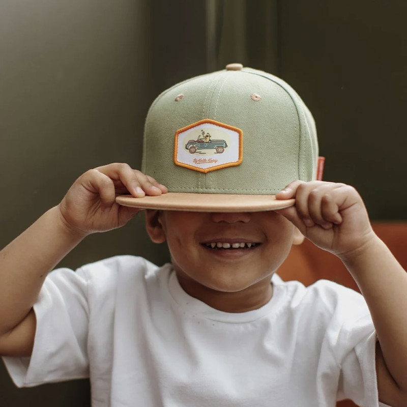 Petit garçon portant la casquette