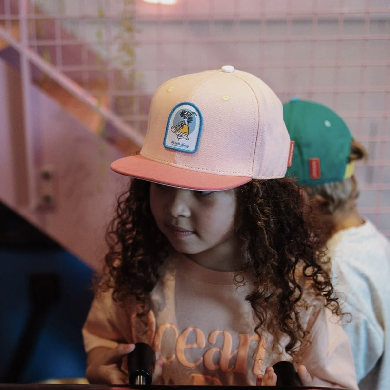 Jeune fille portant la casquette