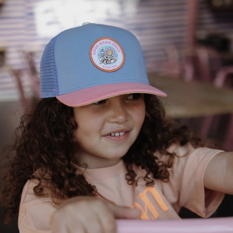 Jeune fille portant la casquette