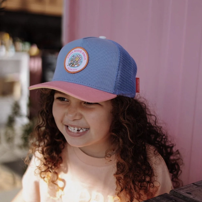 Jeune fille portant la casquette