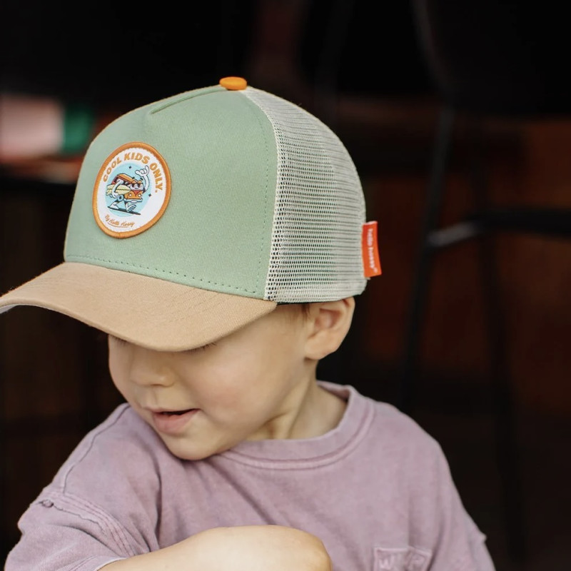 Petit garçon portant la casquette