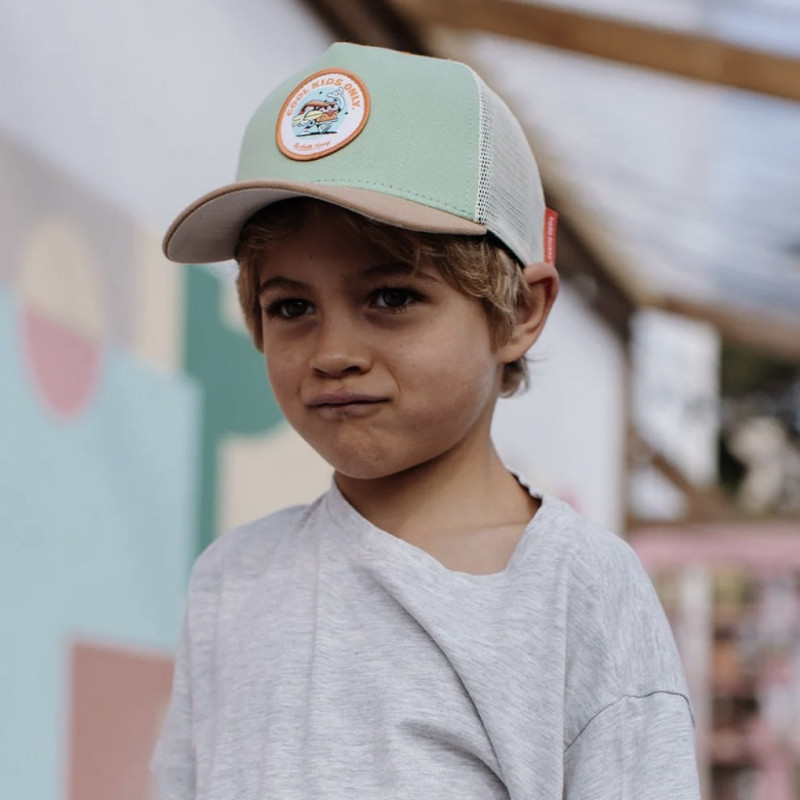 Jeune garçon portant la casquette