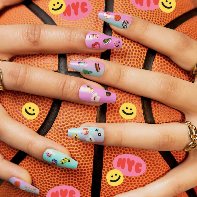 stickers sur des ongles colorés