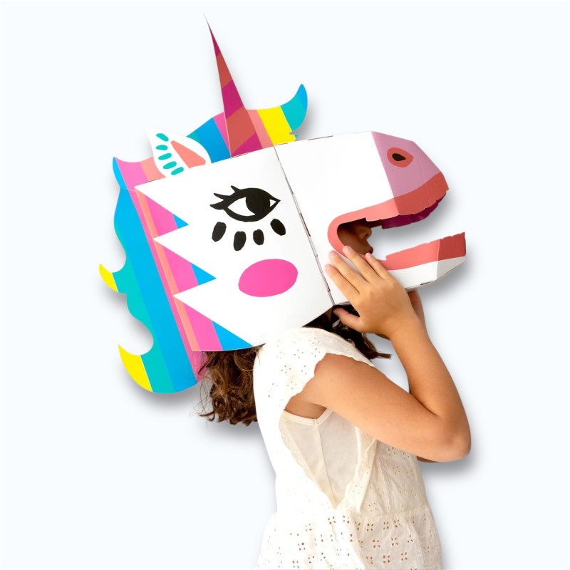 Jeune fille portant le masque