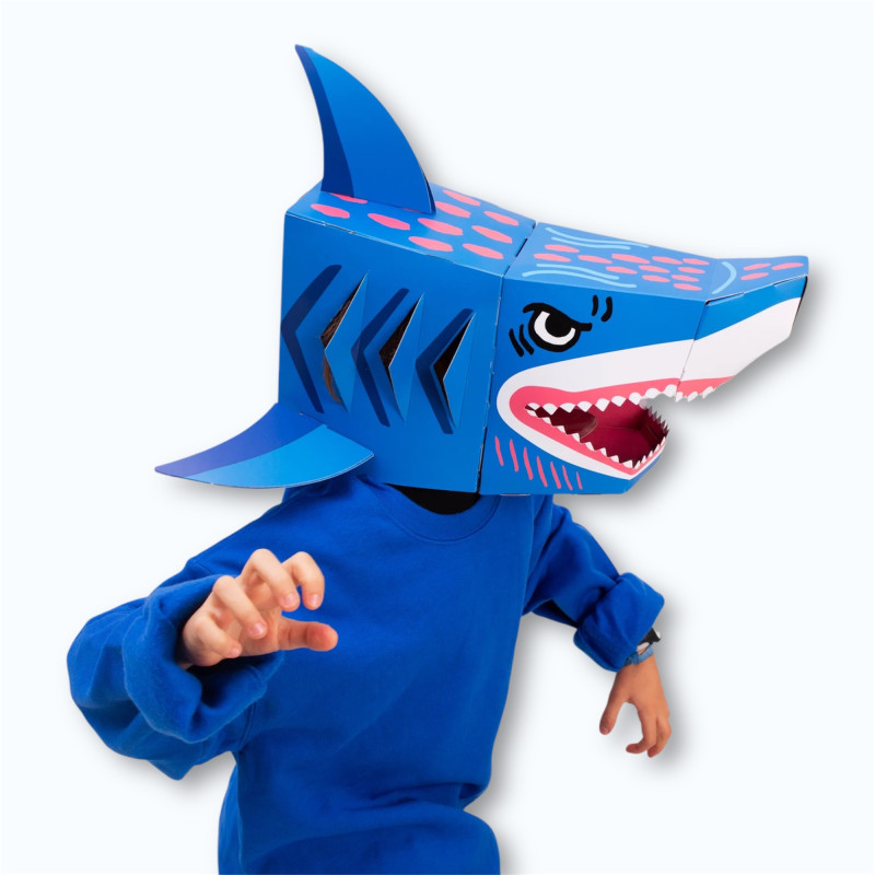 Jeune garçon portant le masque