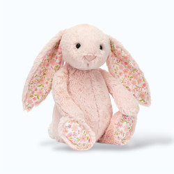 Lapin rose avec motif à fleurs dans les oreilles