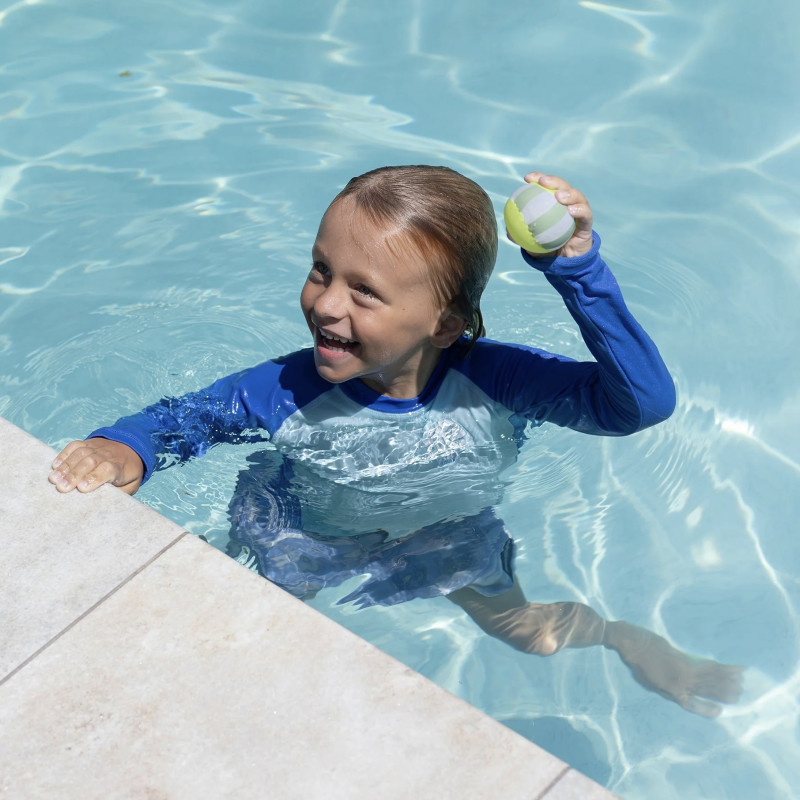 enfant qui joue dans l'eau avec une alle
