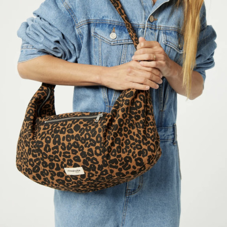 sac à bandoulière motif léopard porté sac à bandoulière motif léopard porté