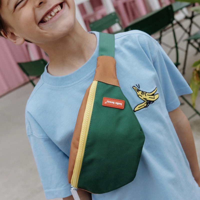 enfant portant le sac banane