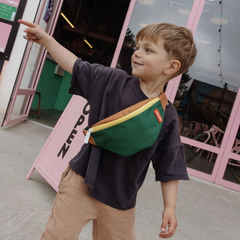enfant portant le sac banane