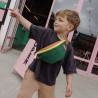 enfant portant le sac banane enfant portant le sac banane