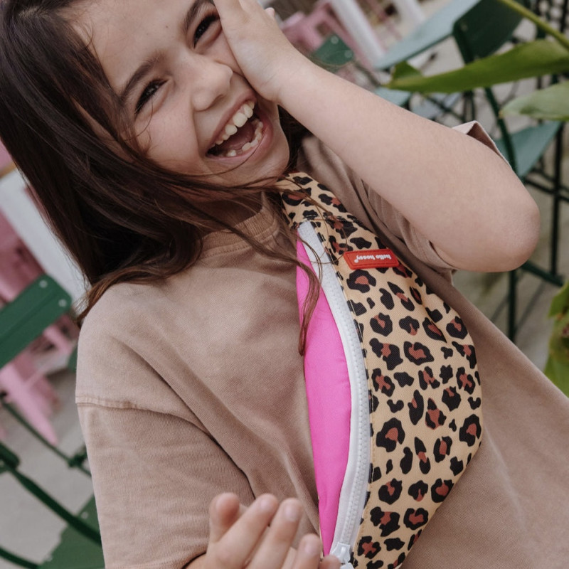 enfant portant le sac banane