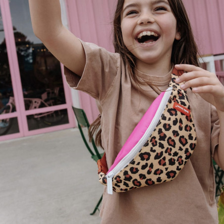 enfant portant le sac banane enfant portant le sac banane