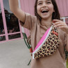 enfant portant le sac banane enfant portant le sac banane