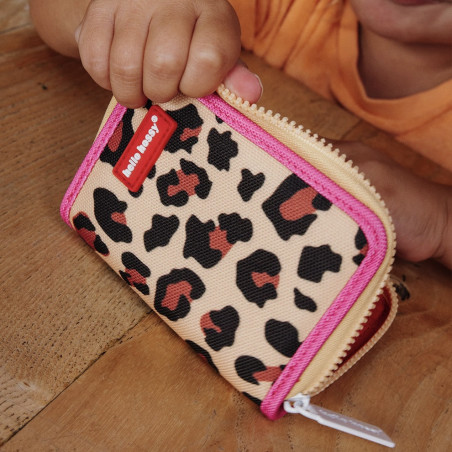 enfant utilisant le porte-monnaie