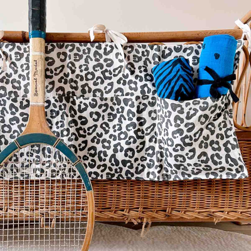 lange bleu grecque à coeurs noirs rangé dans une chambre