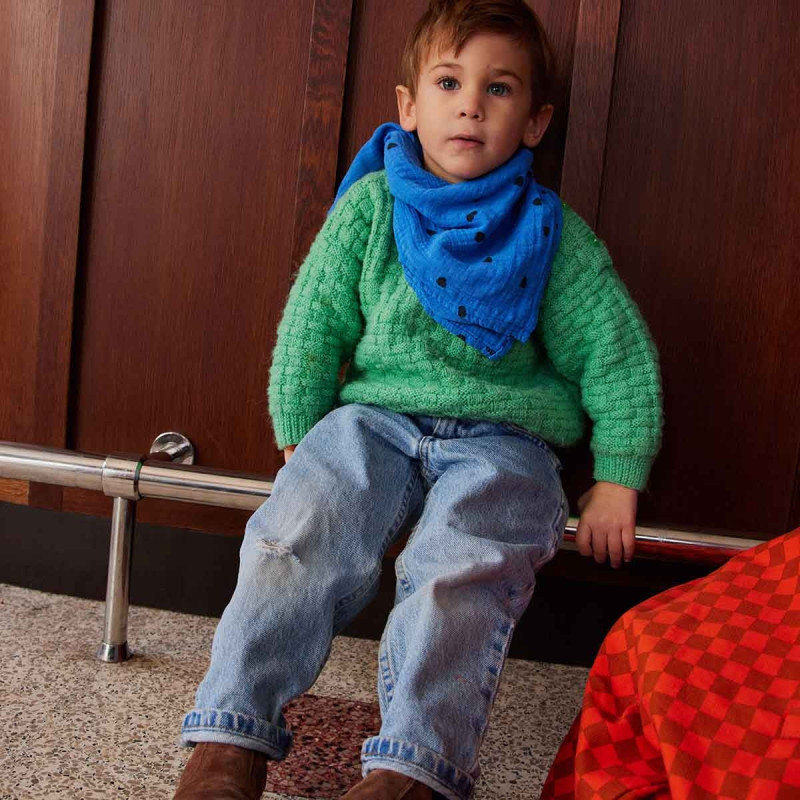 lange bleu grecque à coeurs noirs sur un petit garçon