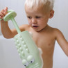 petit garçon jouant avec le pistolet petit garçon jouant avec le pistolet
