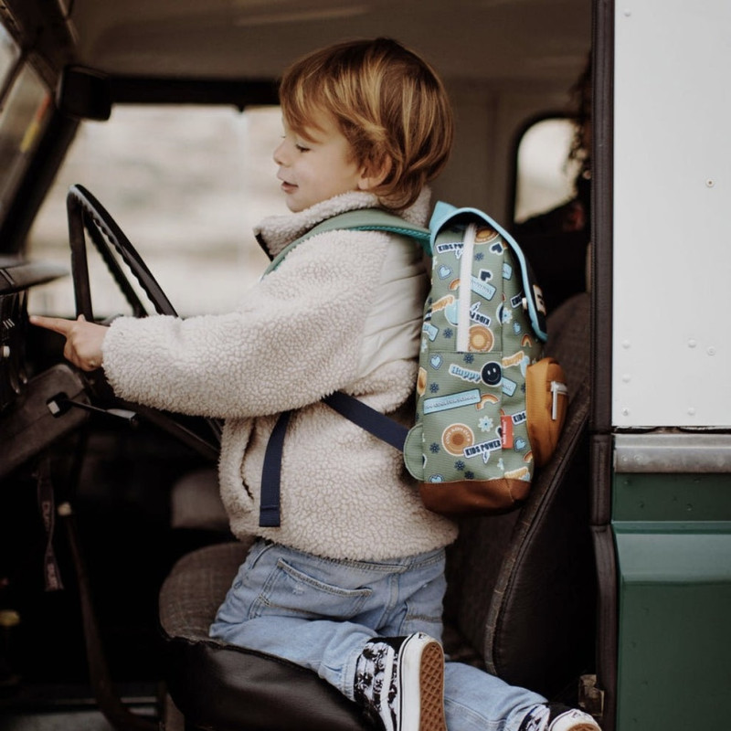 sac à dos bleu et vert sombre à motif  à motif smiley et imprimés, coloré, attachant, unisexe, passe-partout.