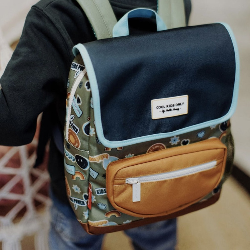 sac à dos bleu et vert sombre à motif  à motif smiley et imprimés, coloré, attachant, unisexe, passe-partout.