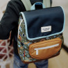 sac à dos bleu et vert sombre à motif à motif smiley et imprimés, coloré, attachant, unisexe, passe-partout. sac à dos bleu et vert sombre à motif à motif smiley et imprimés, coloré, attachant, unisexe, passe-partout.