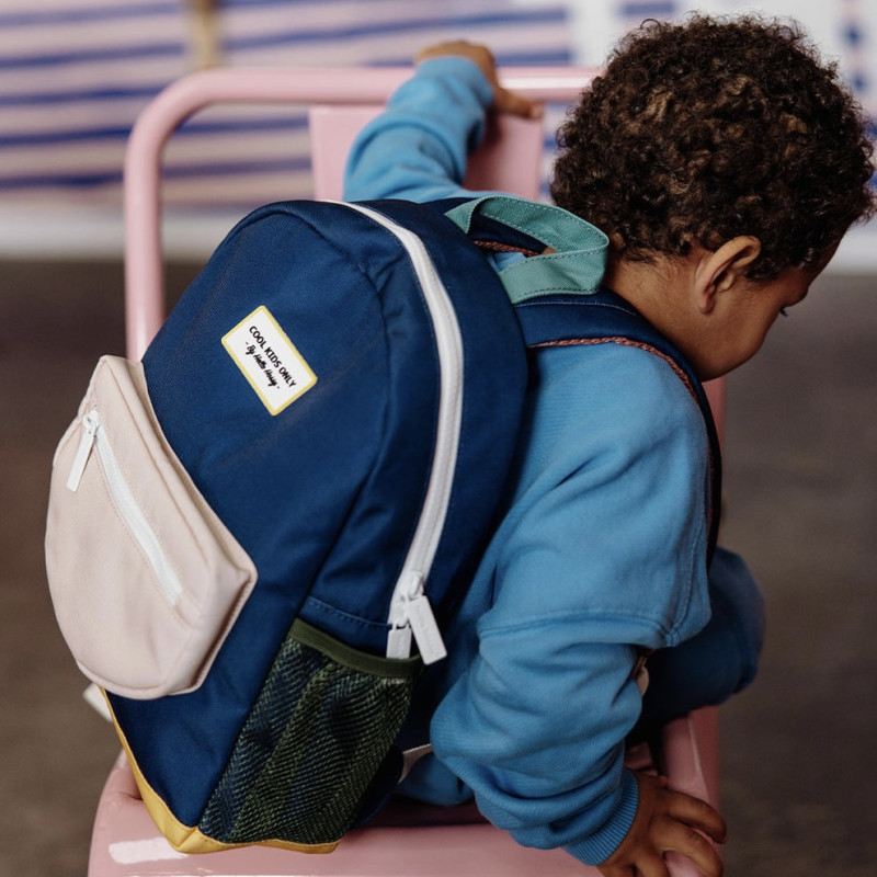 sac bleu marine et pochette beige
