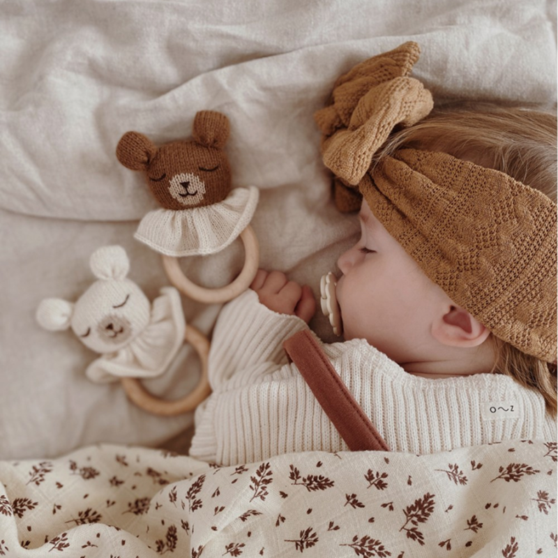 Anneau de dentition ourson noisette Main Sauvage en coton bio et bois d’érable