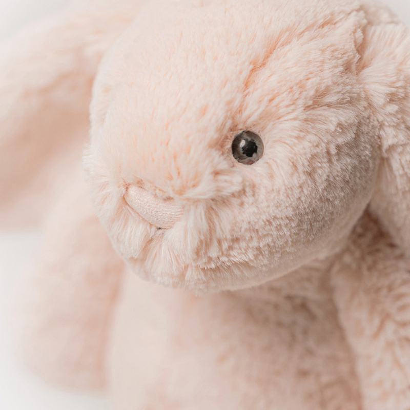 Peluche Lapin Bashful Blush Medium Jellycat d'un rose pâle