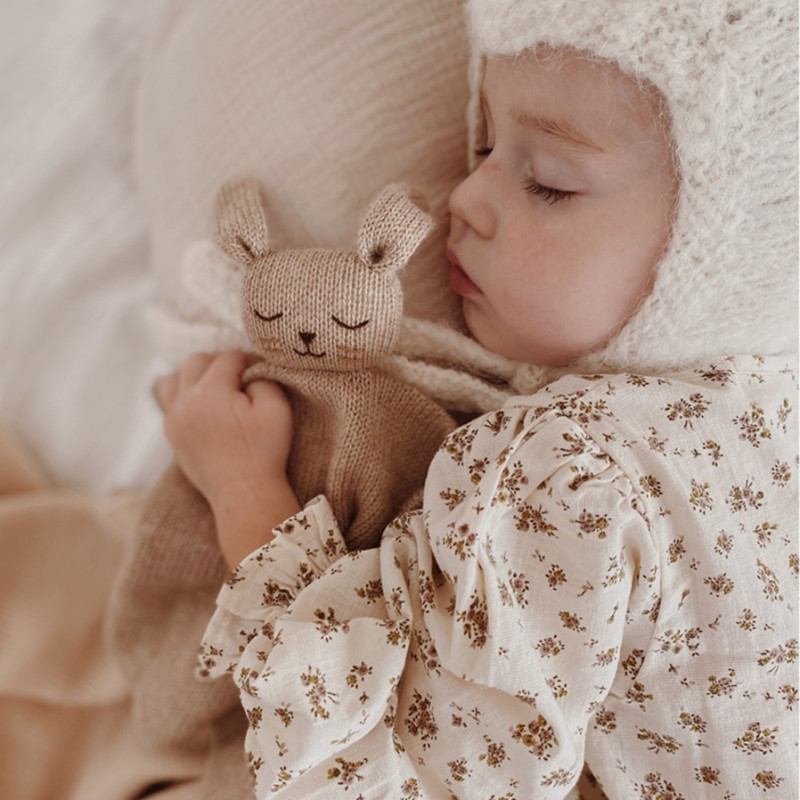 Doudou lapin plat tricoté sable Main Sauvage peluches bébé