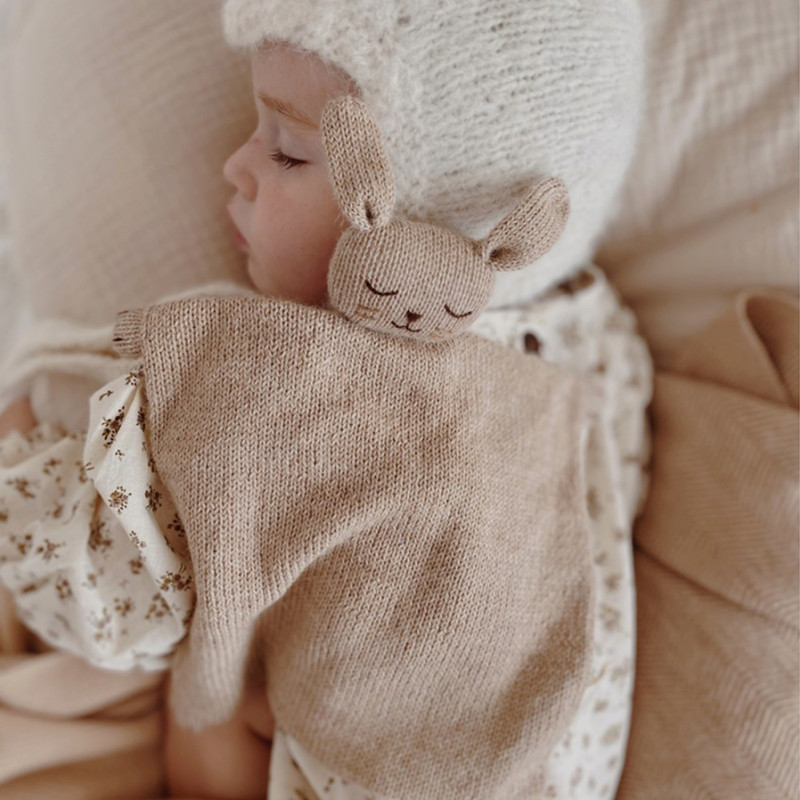 Doudou lapin plat tricoté sable Main Sauvage peluches bébé