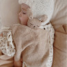 Doudou lapin plat tricoté sable Main Sauvage peluches bébé